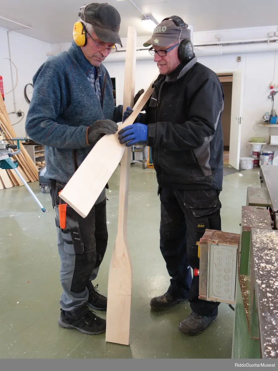 Kurs i elvebåtbygging i regi av RiddoDuottarMuseat-Porsáŋgu musea. Kurset begynte hos læreren Jouni Laiti/ Tenon vene i Ohcejohka / Utsjoki.