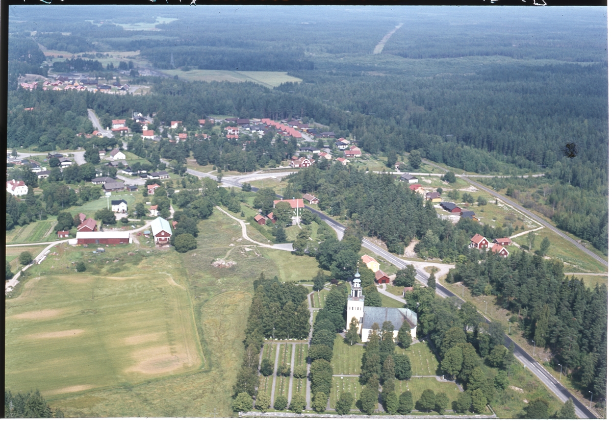 Flygfoto över Ramnäs Kyrkan.