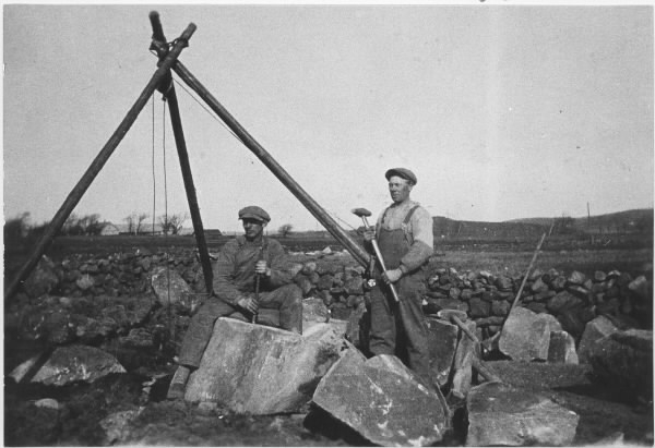 Stenhuggerilag i Morup, Falkenberg. På industribanan som fraktar stenen vidare från brottet syns både lok och vagnslass med sten, där ett tiotal män poserar för fotografen.
Bild nr 2 visar två stenhuggare som håller på att klyva ett större stenblock.