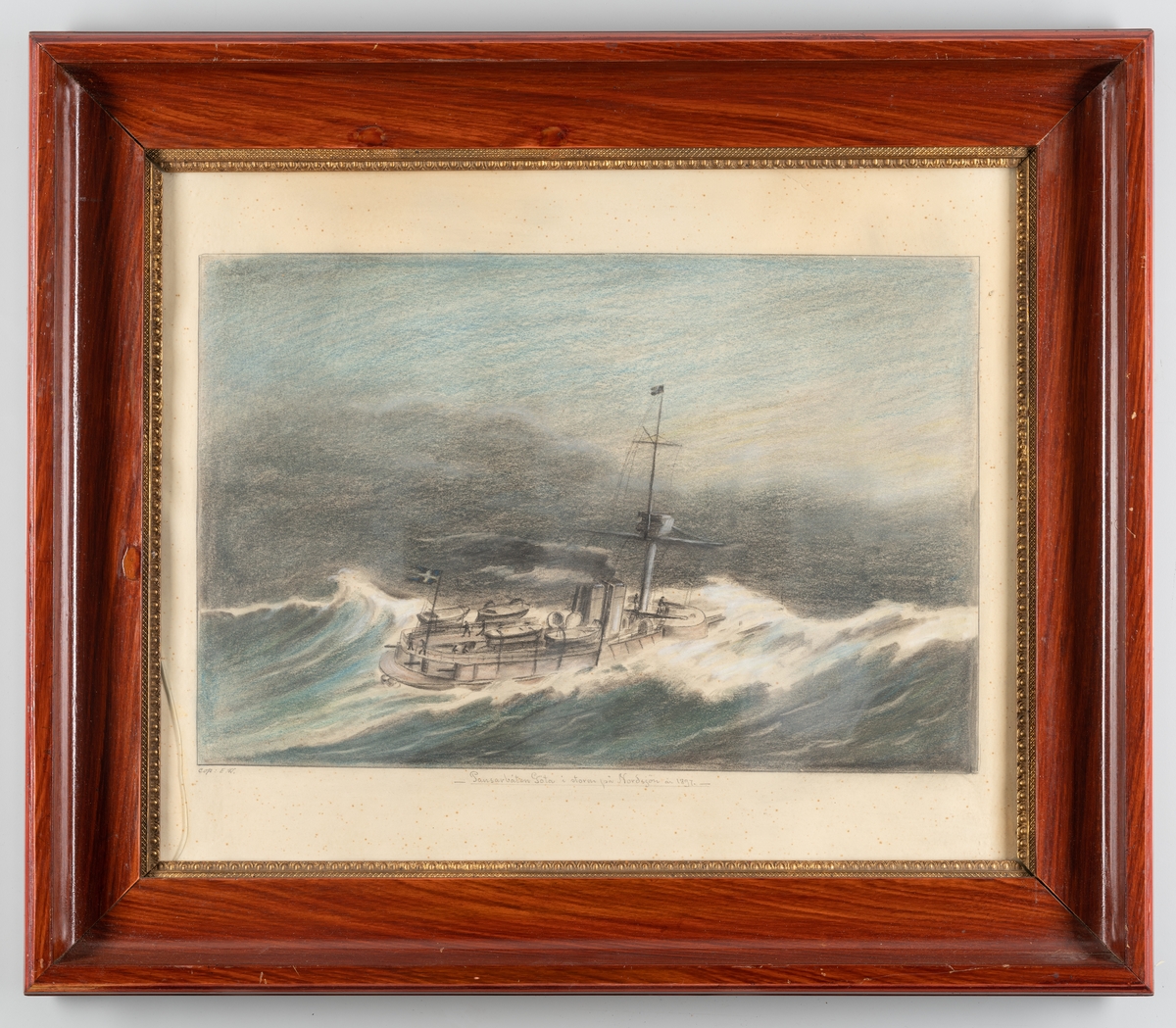 Denna kol- och pastellteckning föreställer pansarbåten Göta i storm på Nordsjön 1897 då fartyget den 18 och 19 juni var på väg till Portsmouth för att delta i drottning Victorias 60-åriga regeringsjubileum. Teckningen är en kopia efter en oljemålning av H. av Sillén.