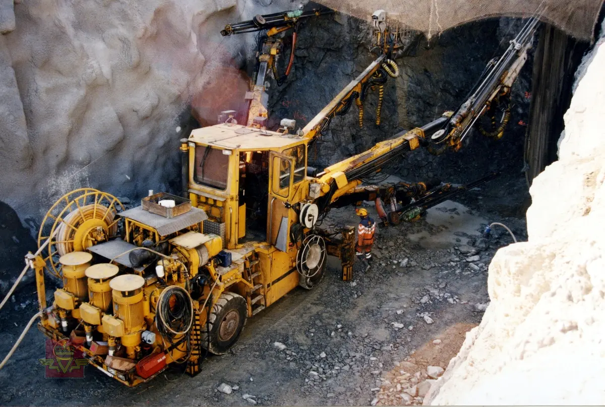 Gjennomslag i Frafjordtunnelen 05.12.1998. 
Frafjordtunnelen er en tunnel på fylkesvei 281 i Gjesdal kommune i Rogaland. Tunnelen går mellom Gilja og Frafjord, og avløste den gamle veien over Giljafjellet. Den er 3812 meter lang, og ble åpnet 10. juni 1999. I likhet med mange andre tunneler i Norge er Frafjordtunnelen noe plaget med kondens. Wikipedia