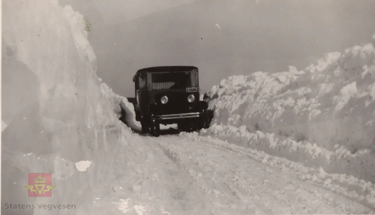 Håndskrift på baksiden av bildet: " Tønsberg-Vivestad. Rutebilbrøytning Mars 1931. Øveraasens nye Forplog Nr.4 og Akreplog." 
Opplysninger: "Z i Vestfold fra April 1929.  Z-6666 er registrert som kombinert bil, last og persontransport. Ford. Riktig støtfanger og lykter, og hornet på rett plass. Bensinfylling foran frontruten." Opplysninger fra John Hindklev.
Opplysninger 09.03.2020:  "I mellomkrigstida var der vanlig at rutebilselskaper tok seg av snøbrøyting. Dette var en del av betingelsene for å få konsesjon for rutedrift. Bruk av brøyteploger ble vanlig på andre halvdel av 1920-tallet." Opplysninger fra Sveinung Berild. 

 Ref. til "Meddelelser fra Veidirektøren" Nr. 10- og Nr. 11-1931: "Snerydningen på våre veier vinteren 1930-1931." 
Bilde 2 og 3) Samme bil og helside i album "Snebrøyting og sneskjermer.