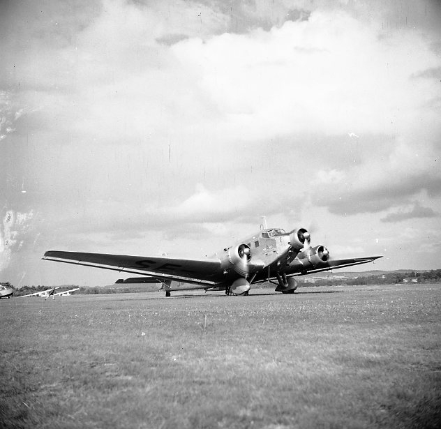 Flyguppvisning på Jönköpings flygplats. Flygplan Junkers JU52 på marken.