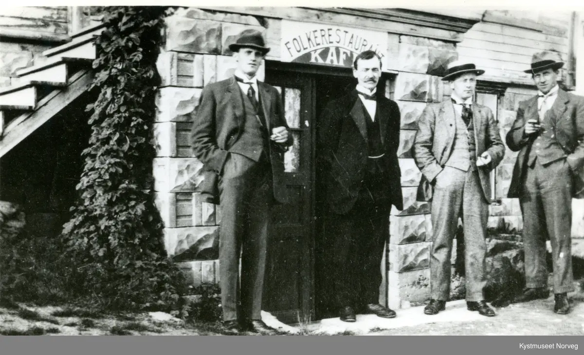 Evald Nordli, Johan Andreassen, Hans Klette og Georg Ryum foran "Folkerestauranten" på Rørvik