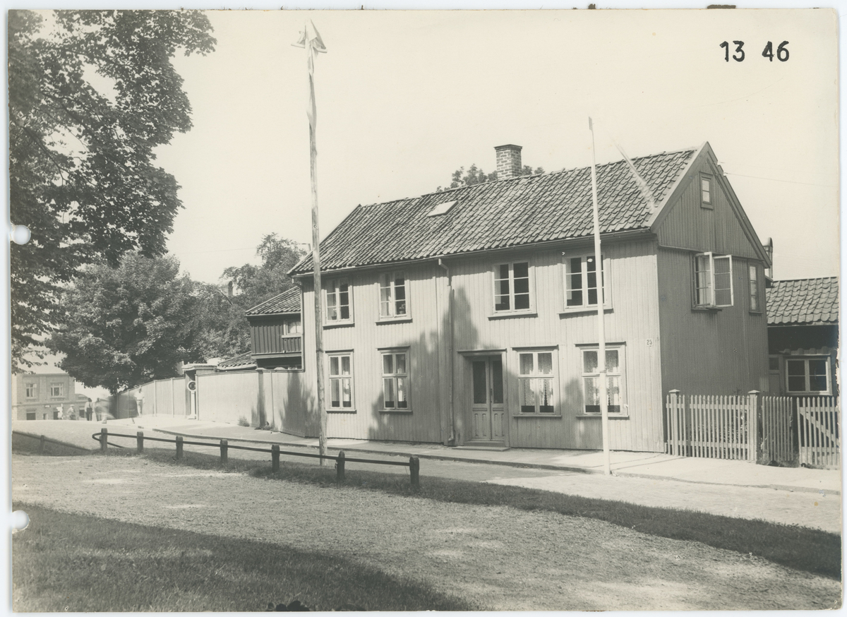 Dronningens gate. Ca. 1930

Kommentar:	Fotograf har stått i Kirkeparken.
Detaljer:	Dronningens gate 25, Krusegården. 
Historikk:	Revet i 1938 til fordel for Park kino.

	
