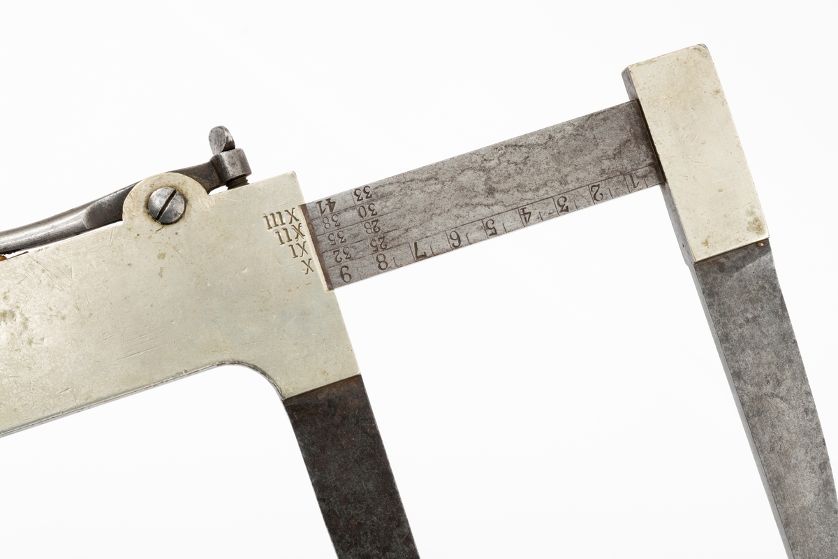 Skyveklave for diametermåling og volumberegning tømmer, altså en såkalt «kubikklave». Redskapet er lagd av stål. Det har en 52,3 centimeter lang, rett linjal med rektangulært tverrsnitt (2,4 X 0.4 centimeter). I den ene enden er det påtappet en rettvinklet 20,3 centimeter lang klavearm (målt langs innersida, 23,4 centimeter utvendig) som smalner noe mot ytterenden. Klaven har også en bevegelig arm med samme lengde og samme vinkling i forhold til linjalaksen. Denne armen er smidd sammen med en fal som tjente som handtak når den bevegelige klavearmen skulle posisjoneres under målingsarbeidet. På tverrenden av denne komponenten er det montert en fjærbelastet stålhendel, der endeleddet, ved hjelp av en vingemutter i den andre enden, kan låses i en bestemt posisjon, basert på tommemål på klavelinjalens tverrende. På den ene sida av aluminiumsdekselet på handtaket er romertallene IIIX, IIX, IX og X innstemplet. På den andre sida finner vi tallrekka XIV, XV, XVI, XVII og XVIII. Disse tallene refererer antakelig til relevante lengdemål på tømmerstokker, oppgitt i halvmetere. Ved å sammenholde disse tallene med tallrekker på klavelinjalens langsider kunne man lese av stokkvolumene, målt i liter. Den ene flatsida har også en diameterskala i centimeter, mens tommediametere avleses på linjalens tverrende. Alle mål avleses ved den bevegelige klavearmens innerkant. Ved bruk av diameterklave sparte tømmermålerne mye kontorarbeid med volumberegninger med utgangspunkt i lengde- og midtmål. Produsentens stempel er plassert på en av klavelinjalens ytterender.

Denne klavetypen skal være konstruert av Ole S. Øvergaard (1873-1945) fra Lillestu Koppang i Stor-Elvdal, som på dette tidspunktet var driftsbestyrer på Evenstad skogskole i Stor-Elvdal. Den ble mønsterbeskyttet i 1914. Bare de første kubikklavene hadde volumer angitt i hele liter, senere grovere inndeling.