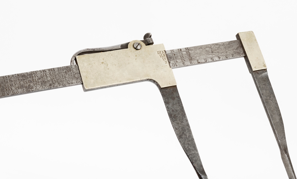 Skyveklave for diametermåling og volumberegning tømmer, altså en såkalt «kubikklave». Redskapet er lagd av stål. Det har en 52,3 centimeter lang, rett linjal med rektangulært tverrsnitt (2,4 X 0.4 centimeter). I den ene enden er det påtappet en rettvinklet 20,3 centimeter lang klavearm (målt langs innersida, 23,4 centimeter utvendig) som smalner noe mot ytterenden. Klaven har også en bevegelig arm med samme lengde og samme vinkling i forhold til linjalaksen. Denne armen er smidd sammen med en fal som tjente som handtak når den bevegelige klavearmen skulle posisjoneres under målingsarbeidet. På tverrenden av denne komponenten er det montert en fjærbelastet stålhendel, der endeleddet, ved hjelp av en vingemutter i den andre enden, kan låses i en bestemt posisjon, basert på tommemål på klavelinjalens tverrende. På den ene sida av aluminiumsdekselet på handtaket er romertallene IIIX, IIX, IX og X innstemplet. På den andre sida finner vi tallrekka XIV, XV, XVI, XVII og XVIII. Disse tallene refererer antakelig til relevante lengdemål på tømmerstokker, oppgitt i halvmetere. Ved å sammenholde disse tallene med tallrekker på klavelinjalens langsider kunne man lese av stokkvolumene, målt i liter. Den ene flatsida har også en diameterskala i centimeter, mens tommediametere avleses på linjalens tverrende. Alle mål avleses ved den bevegelige klavearmens innerkant. Ved bruk av diameterklave sparte tømmermålerne mye kontorarbeid med volumberegninger med utgangspunkt i lengde- og midtmål. Produsentens stempel er plassert på en av klavelinjalens ytterender.

Denne klavetypen skal være konstruert av Ole S. Øvergaard (1873-1945) fra Lillestu Koppang i Stor-Elvdal, som på dette tidspunktet var driftsbestyrer på Evenstad skogskole i Stor-Elvdal. Den ble mønsterbeskyttet i 1914. Bare de første kubikklavene hadde volumer angitt i hele liter, senere grovere inndeling.