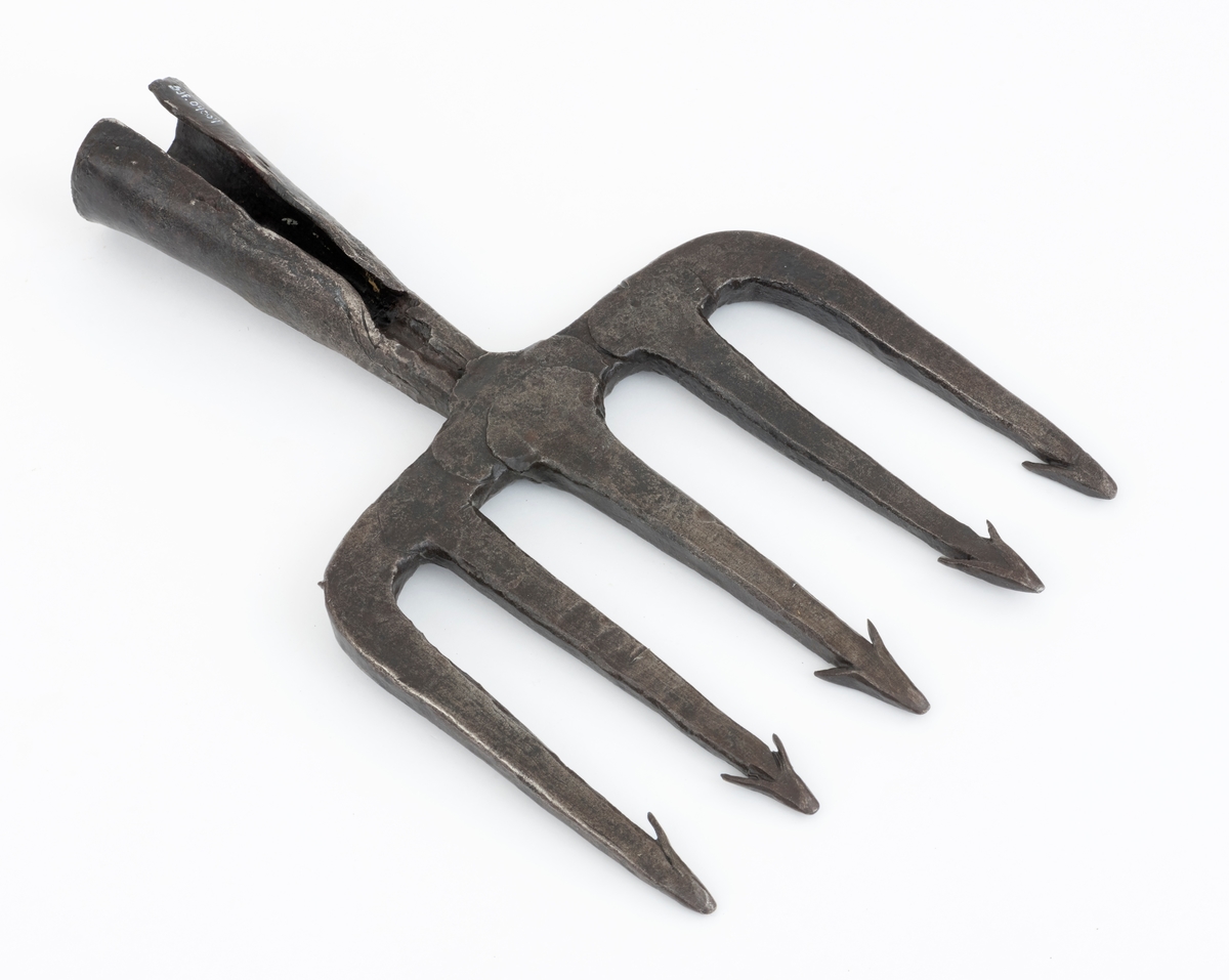 Lysteret er av typen "kamlyster". (Se Kulturhistorisk leksikon for nordisk middelalder s. 659 f. f. ) Det er sikkert laget i Haltdalen og er brukt i Gaula og Hulta elv i Haltdalen. Siste gang i bruk ca. 1905 (1903-1908). 
Lysteret er skaffet til museet av Olaf Grønset, Haltdalen.
Se også SJF 4005, Lysterkurv.