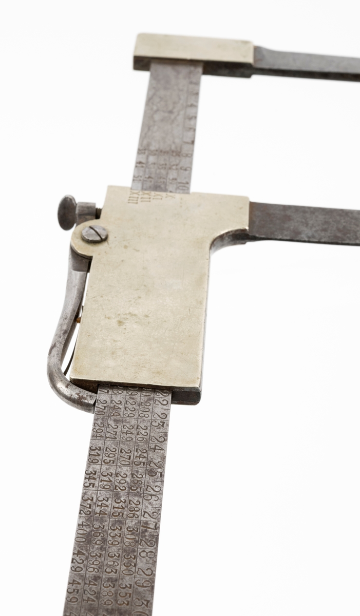 Skyveklave for diametermåling og volumberegning tømmer, altså en såkalt «kubikklave». Redskapet er lagd av stål. Det har en 52,3 centimeter lang, rett linjal med rektangulært tverrsnitt (2,4 X 0.4 centimeter). I den ene enden er det påtappet en rettvinklet 20,3 centimeter lang klavearm (målt langs innersida, 23,4 centimeter utvendig) som smalner noe mot ytterenden. Klaven har også en bevegelig arm med samme lengde og samme vinkling i forhold til linjalaksen. Denne armen er smidd sammen med en fal som tjente som handtak når den bevegelige klavearmen skulle posisjoneres under målingsarbeidet. På tverrenden av denne komponenten er det montert en fjærbelastet stålhendel, der endeleddet, ved hjelp av en vingemutter i den andre enden, kan låses i en bestemt posisjon, basert på tommemål på klavelinjalens tverrende. På den ene sida av aluminiumsdekselet på handtaket er romertallene IIIX, IIX, IX og X innstemplet. På den andre sida finner vi tallrekka XIV, XV, XVI, XVII og XVIII. Disse tallene refererer antakelig til relevante lengdemål på tømmerstokker, oppgitt i halvmetere. Ved å sammenholde disse tallene med tallrekker på klavelinjalens langsider kunne man lese av stokkvolumene, målt i liter. Den ene flatsida har også en diameterskala i centimeter, mens tommediametere avleses på linjalens tverrende. Alle mål avleses ved den bevegelige klavearmens innerkant. Ved bruk av diameterklave sparte tømmermålerne mye kontorarbeid med volumberegninger med utgangspunkt i lengde- og midtmål. Produsentens stempel er plassert på en av klavelinjalens ytterender.

Denne klavetypen skal være konstruert av Ole S. Øvergaard (1873-1945) fra Lillestu Koppang i Stor-Elvdal, som på dette tidspunktet var driftsbestyrer på Evenstad skogskole i Stor-Elvdal. Den ble mønsterbeskyttet i 1914. Bare de første kubikklavene hadde volumer angitt i hele liter, senere grovere inndeling.