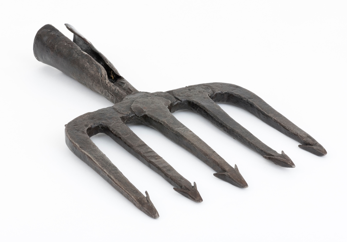 Lysteret er av typen "kamlyster". (Se Kulturhistorisk leksikon for nordisk middelalder s. 659 f. f. ) Det er sikkert laget i Haltdalen og er brukt i Gaula og Hulta elv i Haltdalen. Siste gang i bruk ca. 1905 (1903-1908). 
Lysteret er skaffet til museet av Olaf Grønset, Haltdalen.
Se også SJF 4005, Lysterkurv.