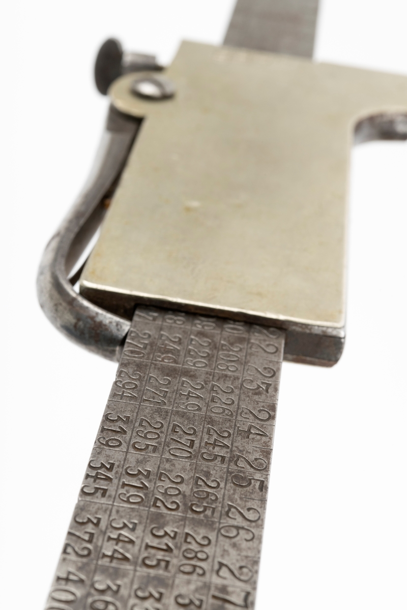 Skyveklave for diametermåling og volumberegning tømmer, altså en såkalt «kubikklave». Redskapet er lagd av stål. Det har en 52,3 centimeter lang, rett linjal med rektangulært tverrsnitt (2,4 X 0.4 centimeter). I den ene enden er det påtappet en rettvinklet 20,3 centimeter lang klavearm (målt langs innersida, 23,4 centimeter utvendig) som smalner noe mot ytterenden. Klaven har også en bevegelig arm med samme lengde og samme vinkling i forhold til linjalaksen. Denne armen er smidd sammen med en fal som tjente som handtak når den bevegelige klavearmen skulle posisjoneres under målingsarbeidet. På tverrenden av denne komponenten er det montert en fjærbelastet stålhendel, der endeleddet, ved hjelp av en vingemutter i den andre enden, kan låses i en bestemt posisjon, basert på tommemål på klavelinjalens tverrende. På den ene sida av aluminiumsdekselet på handtaket er romertallene IIIX, IIX, IX og X innstemplet. På den andre sida finner vi tallrekka XIV, XV, XVI, XVII og XVIII. Disse tallene refererer antakelig til relevante lengdemål på tømmerstokker, oppgitt i halvmetere. Ved å sammenholde disse tallene med tallrekker på klavelinjalens langsider kunne man lese av stokkvolumene, målt i liter. Den ene flatsida har også en diameterskala i centimeter, mens tommediametere avleses på linjalens tverrende. Alle mål avleses ved den bevegelige klavearmens innerkant. Ved bruk av diameterklave sparte tømmermålerne mye kontorarbeid med volumberegninger med utgangspunkt i lengde- og midtmål. Produsentens stempel er plassert på en av klavelinjalens ytterender.

Denne klavetypen skal være konstruert av Ole S. Øvergaard (1873-1945) fra Lillestu Koppang i Stor-Elvdal, som på dette tidspunktet var driftsbestyrer på Evenstad skogskole i Stor-Elvdal. Den ble mønsterbeskyttet i 1914. Bare de første kubikklavene hadde volumer angitt i hele liter, senere grovere inndeling.