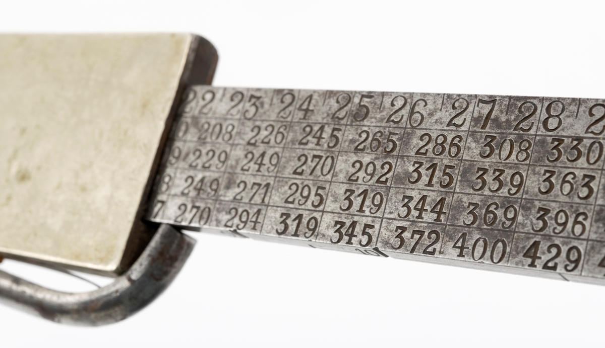 Skyveklave for diametermåling og volumberegning tømmer, altså en såkalt «kubikklave». Redskapet er lagd av stål. Det har en 52,3 centimeter lang, rett linjal med rektangulært tverrsnitt (2,4 X 0.4 centimeter). I den ene enden er det påtappet en rettvinklet 20,3 centimeter lang klavearm (målt langs innersida, 23,4 centimeter utvendig) som smalner noe mot ytterenden. Klaven har også en bevegelig arm med samme lengde og samme vinkling i forhold til linjalaksen. Denne armen er smidd sammen med en fal som tjente som handtak når den bevegelige klavearmen skulle posisjoneres under målingsarbeidet. På tverrenden av denne komponenten er det montert en fjærbelastet stålhendel, der endeleddet, ved hjelp av en vingemutter i den andre enden, kan låses i en bestemt posisjon, basert på tommemål på klavelinjalens tverrende. På den ene sida av aluminiumsdekselet på handtaket er romertallene IIIX, IIX, IX og X innstemplet. På den andre sida finner vi tallrekka XIV, XV, XVI, XVII og XVIII. Disse tallene refererer antakelig til relevante lengdemål på tømmerstokker, oppgitt i halvmetere. Ved å sammenholde disse tallene med tallrekker på klavelinjalens langsider kunne man lese av stokkvolumene, målt i liter. Den ene flatsida har også en diameterskala i centimeter, mens tommediametere avleses på linjalens tverrende. Alle mål avleses ved den bevegelige klavearmens innerkant. Ved bruk av diameterklave sparte tømmermålerne mye kontorarbeid med volumberegninger med utgangspunkt i lengde- og midtmål. Produsentens stempel er plassert på en av klavelinjalens ytterender.

Denne klavetypen skal være konstruert av Ole S. Øvergaard (1873-1945) fra Lillestu Koppang i Stor-Elvdal, som på dette tidspunktet var driftsbestyrer på Evenstad skogskole i Stor-Elvdal. Den ble mønsterbeskyttet i 1914. Bare de første kubikklavene hadde volumer angitt i hele liter, senere grovere inndeling.