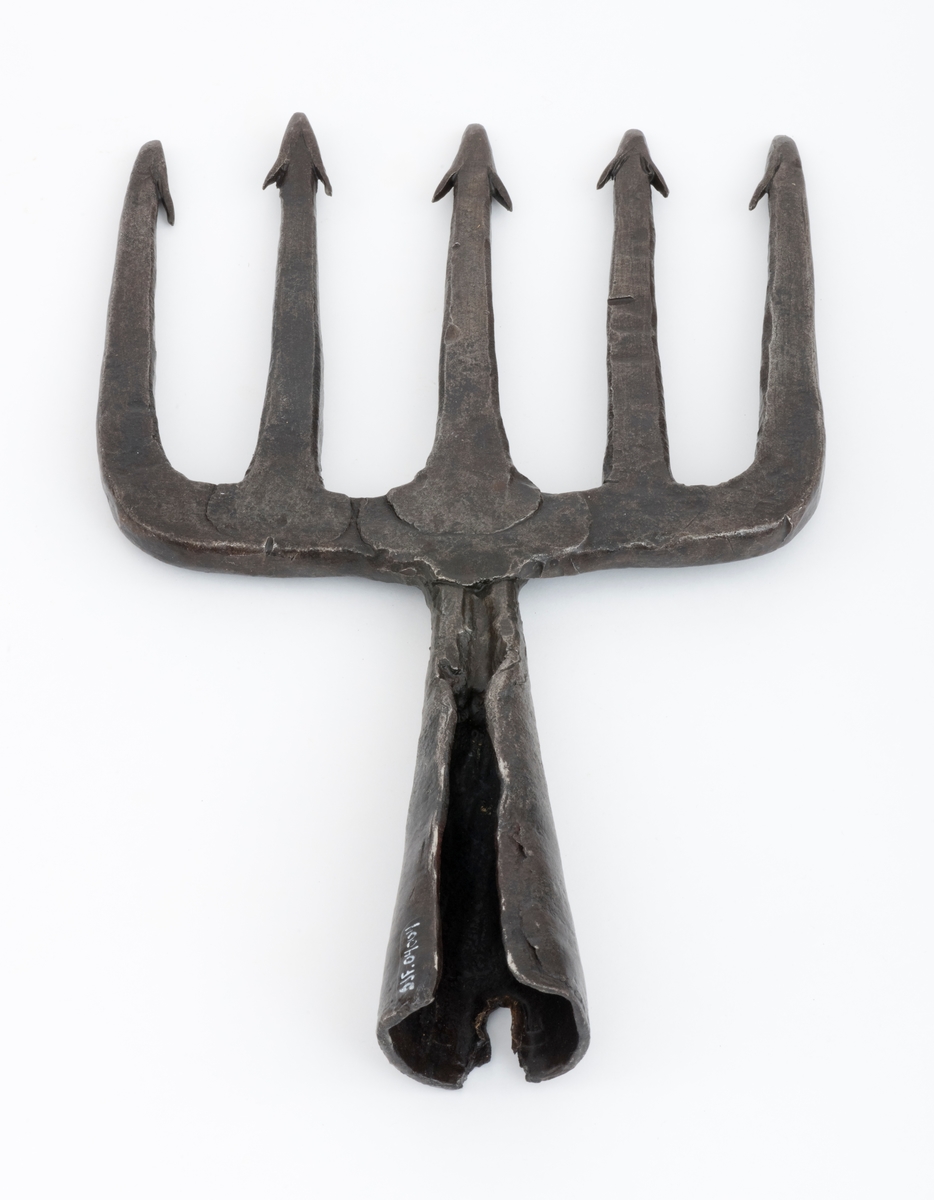 Lysteret er av typen "kamlyster". (Se Kulturhistorisk leksikon for nordisk middelalder s. 659 f. f. ) Det er sikkert laget i Haltdalen og er brukt i Gaula og Hulta elv i Haltdalen. Siste gang i bruk ca. 1905 (1903-1908). 
Lysteret er skaffet til museet av Olaf Grønset, Haltdalen.
Se også SJF 4005, Lysterkurv.
