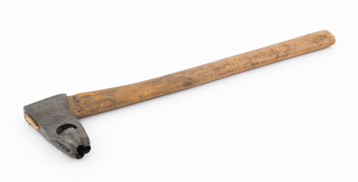 Merkeøks med ubehandlet askeskaft. Øksebladet er 13,8 centimeter høyt fra egg til nakke, og det noenlunde rektangulære nakkepartiet (hammeren) måler 7,6 X 2,7 centimeter. Øyet (skafthullet) er 4,3 centimeter høyt og opptil 1,5 centimeter bredt i forkant, noe romsligere i bakkant. På den nedre delen av bladgodset er det en U-formet utsparing som har fungert som sponrom for «merkedelen», et cirka 3,8 centimeter høyt element med profilert egg som er sveiset fast til «beina» (smeden kalte dem «stabler») på «U-en». Den profilerte eggen er fasslipt utvendig. Den er formet som et trefliket blad. Øverst på høyre side av øksebladet finner vi smeden stempel - «K. KNUDSEN MJØNDALEN» med to sirkulære avbildninger av medaljer produsenten sannsynligvis har høstet på utstillinger ved siden av. Dette tyder på at øksa kan være smidd av Karl Henrik Knudsen (1870-1956) eller eventuelt sønnen Oddmund Knudsen (1900-1983), som fortsatte å bruke farens stempel de første åra han drev smia. 

Skaftet er drøyt 61 centimeter langt (inkludert den delen som er skjult i øyet på øksa). Det er rett, og som økseskaft flest ganske flatt og bredt i den fremre enden og noe mer rundovalt baker. Forbindelsen mellom bladet og skaftet er gjort tettere og fastere ved hjelp av en trekile i skaftenden. Kilen er lysere i veden og nyere enn skaftet for øvrig. Navnet til firmaet som fikk det tømmeret det kjøpte i Numedalslågens nedslagsfelt merket med denne øksa - «Norsk Impregneringsco» - er påført høyre skaftside med grov svart tusj. Denne bedriften lå i Larvik.  På merkekartet for Numedalslågen fra 1960 har denne øksa nummer 19, og den knyttes til Asbjørn Danielsens navn. Dette eksemplaret var det Lågen Tømmermåling i  Larvik som forvaltet.

Bladet later til å ha vært demontert og rustbehandlet etter at det kom til museet. Skaftet er sprukket. Dette er sannsynligvis en gammel skade.