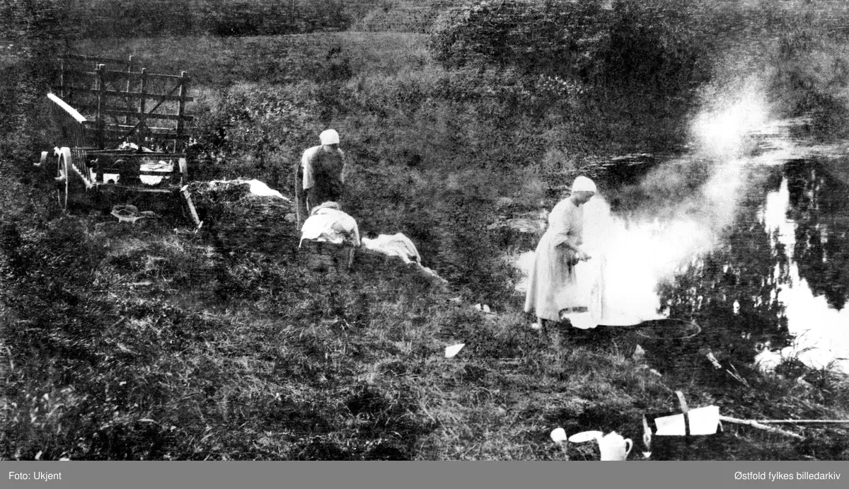 Gården Bovim i Hobøl- klesvask ved Hobølelva - to ukjente personer, ca. 1920 eller før.