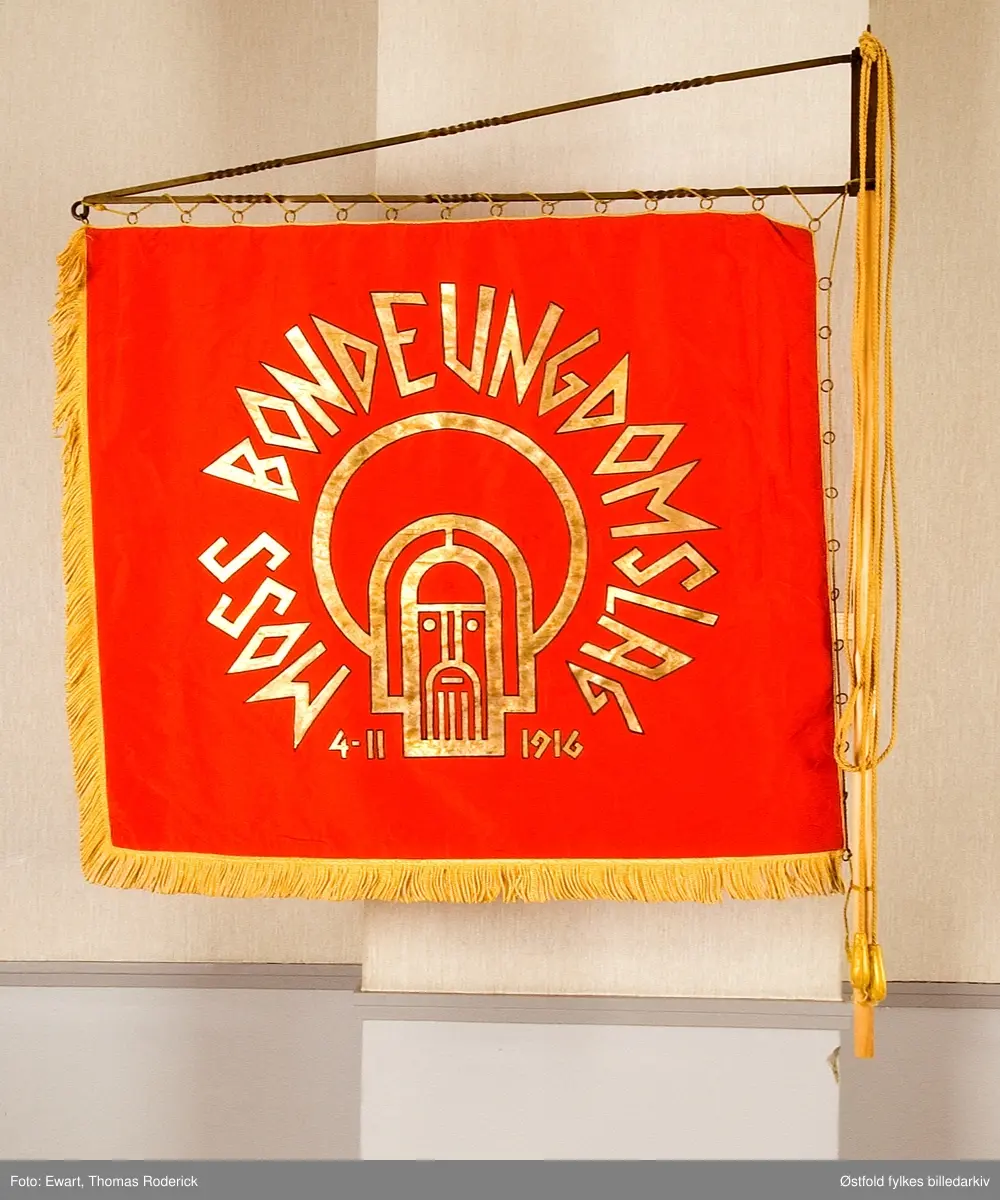 Fane til Moss bondeungdomslag stiftet 4. november 1916. Forside. 
Fanen er tegnet av Birger Dahl i 1936. Utsnitt av signatur.