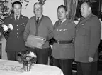 Stallarholmen 24 oktober 1961

Fd indelte soldaten Knut Viktor Hamn uppvaktas med blommor och transistor-radio på sin 80-årsdag.

Bild1. Från v. fj Åke Erbén, K V Hamn, kn Gustaf 