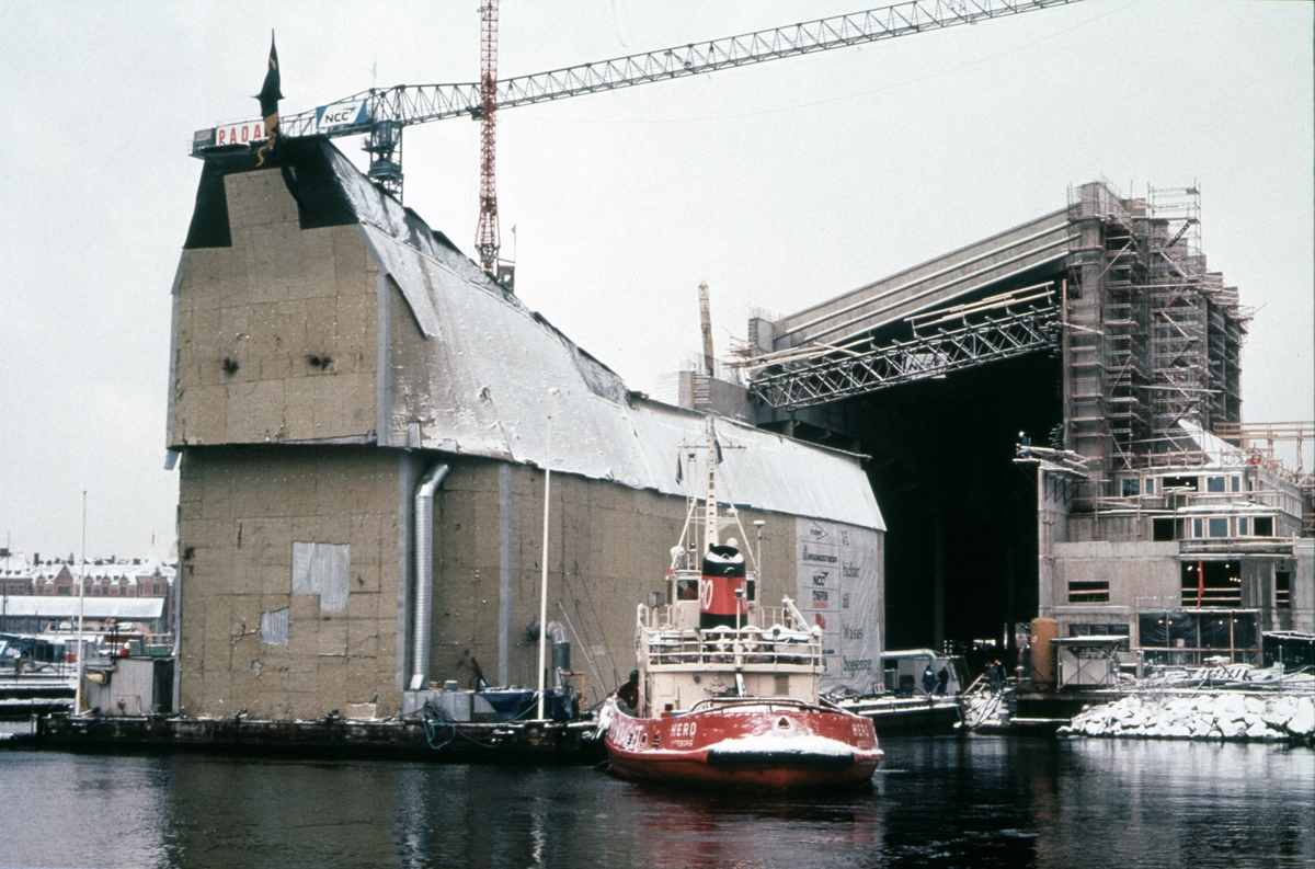 Vasa bogseras in på sin ponton i nya Vasamuseet.