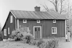 Byggnaden är en av de få diligensgårdar som ännu finns kvar utefter
Kungsvägen Stockholm - Hälsingborg (numera benämnt Riksväg 1). Huset
kommer att rivas inom den närmaste tiden (1957) för att lämna plats
åt ett nytt, modernt affärshus.