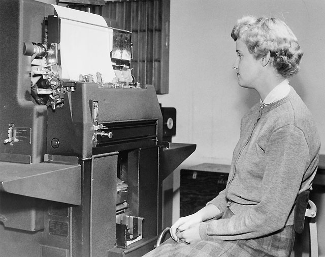 En tabulator bokför och räknar fram statistiska uppgifter. Maj-Lis Skoog håller ett öga på tabulatorn, så att den räknar rätt.