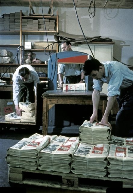 Pallastning av ICA-Kuriren hos ICA-förlaget i Västerås 1959.
Tidningarna buntas i buntmaskin hos förlaget och läggs på pall.