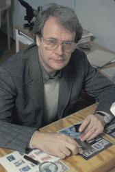 Seriebild M 16. Frimärksgravören Arne Wallhorn (född 1921) i