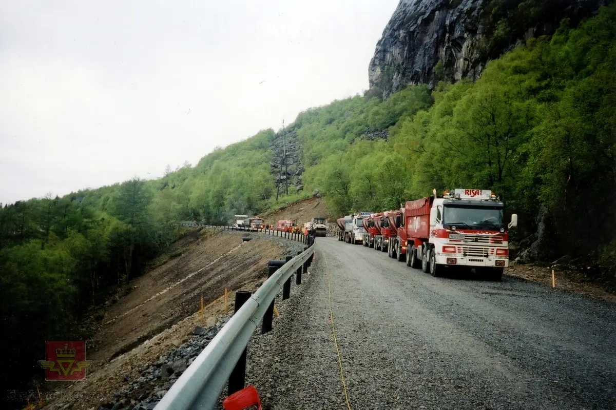 Fylkesveg 45  Oltedal. Utbedring av fylkesveg 45 Oltedalsbakkane i Gjesdal, ca. 2005. Lastebiler på rekke og rad. Fremst i rekken 2000 modell RH72280 Volvo FM12.