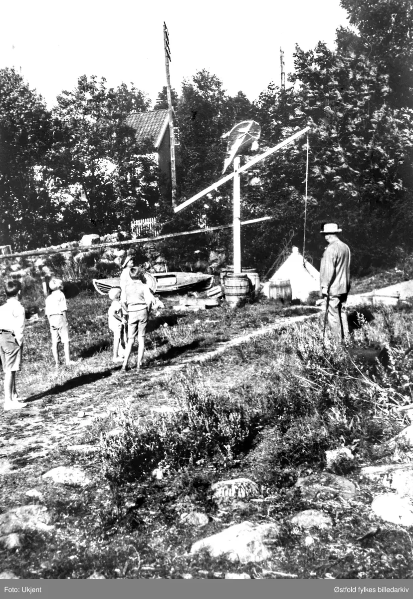 Billmannsbrønnen som skaffet vann til Røeds Hotell i Larkollen, Rygge, i bruk fram til 1941.
Brønnen hadde vippestang og bulket sinkbøtte. Opprinnelig stensatt, utvidet og støpt i 1914. Fremdeles henter mange vann herfra, blant annet Røeds Hotell som har fått lov å legge ledning fra brønnen, fordi hotelleier Kristian Granli påtok seg størsteparten av utgiftene ved utvidelsen. På lokket står årstallene1768-1941. Under smuglertiden fant folk spritkanner på stranda. Det ble feiret med at bøtta i brønnen ble fylt halvt med vann, halvt med sprit, så drakk de med ei øse. Folk som skull hente vann, måtte vente til bøtta var tom!