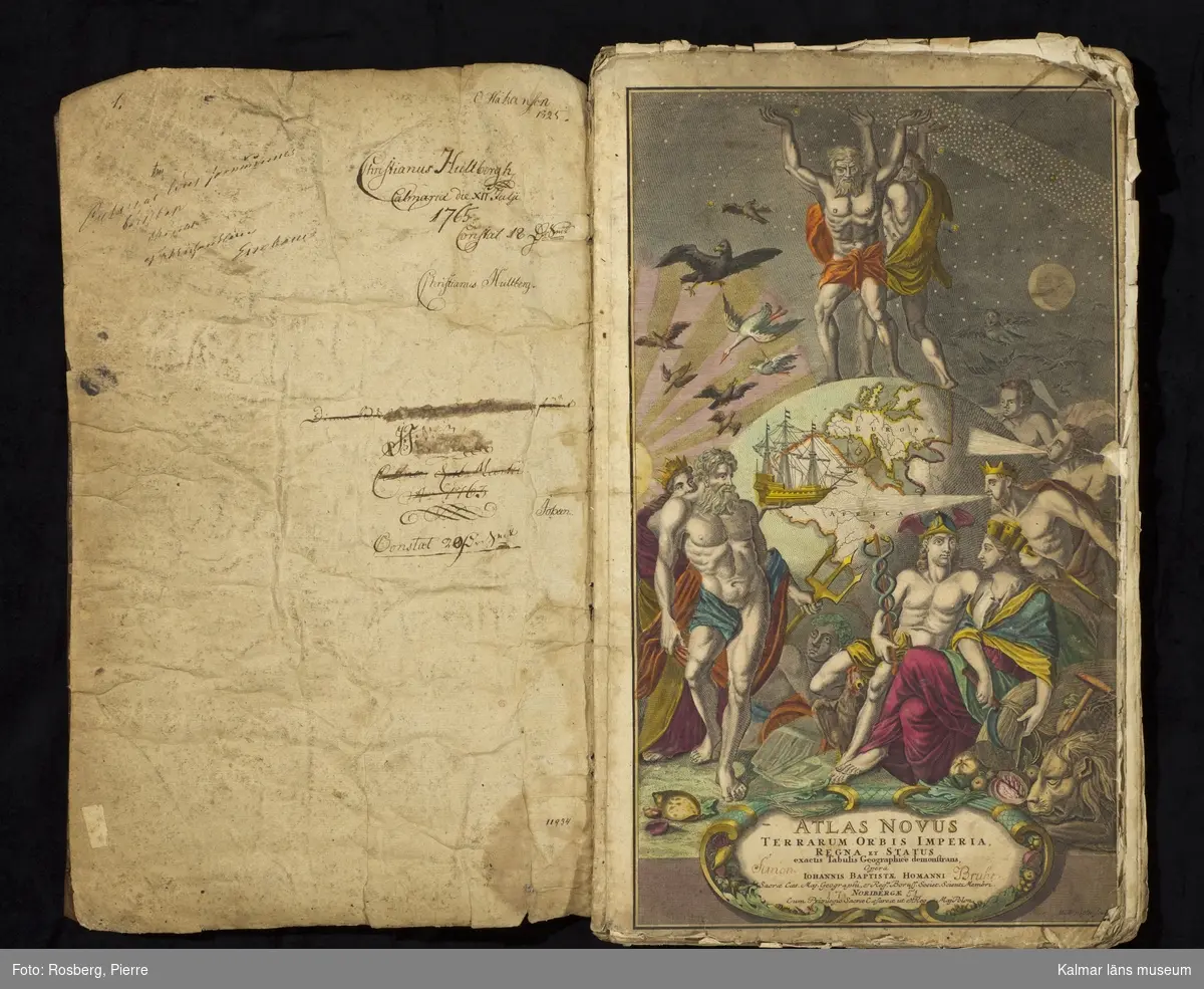 KLM 11934. Kartbok. Atlas Novus Terrarum Orbis Imperia, Regna et Status.. Opera Johannis Baptistae Homanni. Folio i helt skinnband. Titelgravyr med skepp, Neptunus, Merkurius m.m. Datering: Nürnberg 1748. Ett flertal namnteckningar: Christianus Hultbergh 1765. Simon Bruhn 1751. O Håkansson 1825, 1809. Dubblett av titelgravyren i något olika kolorering.