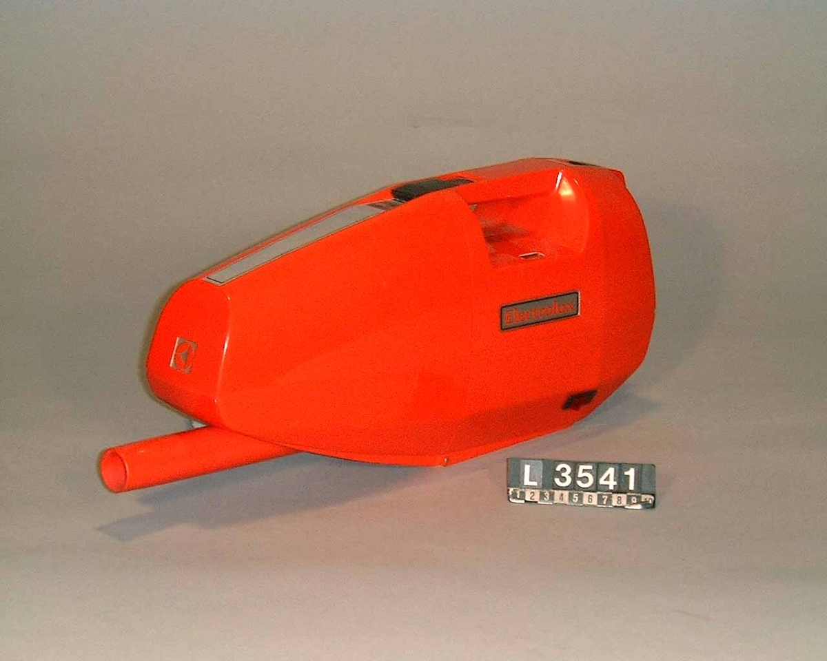 Röd handdammsugare i plast, med dammindikator.