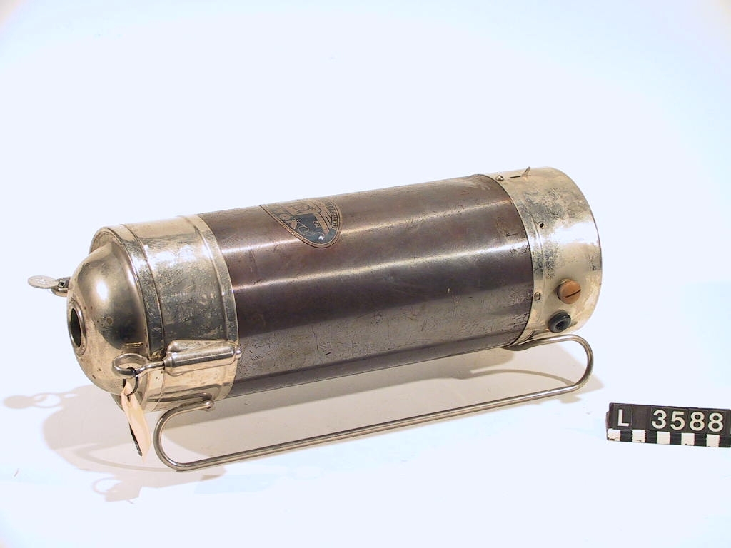 Dammsugaren är utrustad med glidlager. Blå-oxiderad cylinder.  Ändarna är i krom. Slang, rör, munstycke och kabel saknas.