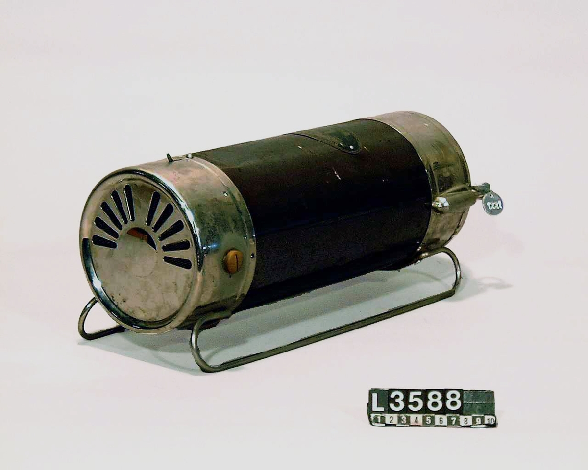 Dammsugaren är utrustad med glidlager. Blå-oxiderad cylinder.  Ändarna är i krom. Slang, rör, munstycke och kabel saknas.