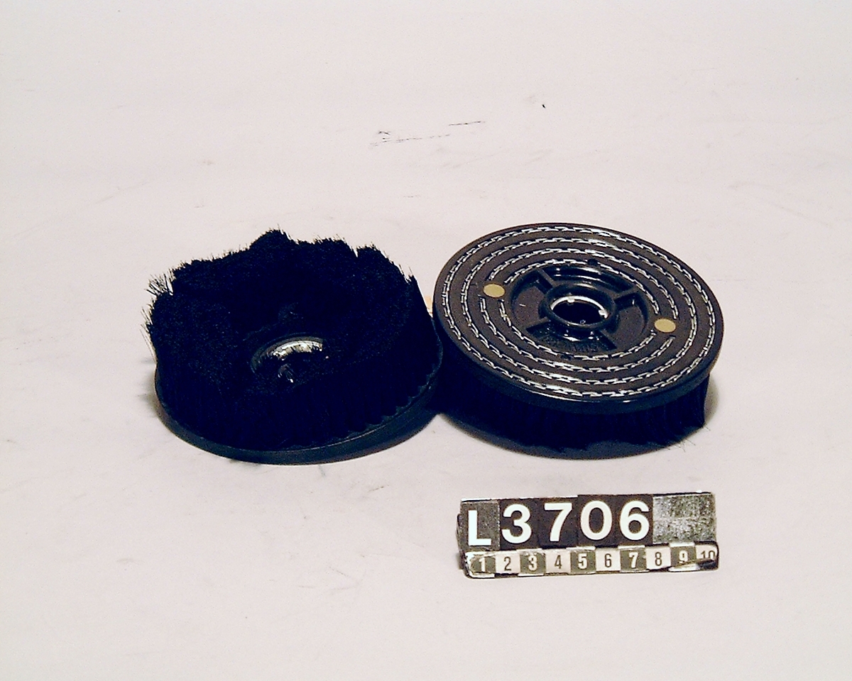 Två st. schamponeringsborstar till okänd Electrolux-bonare.