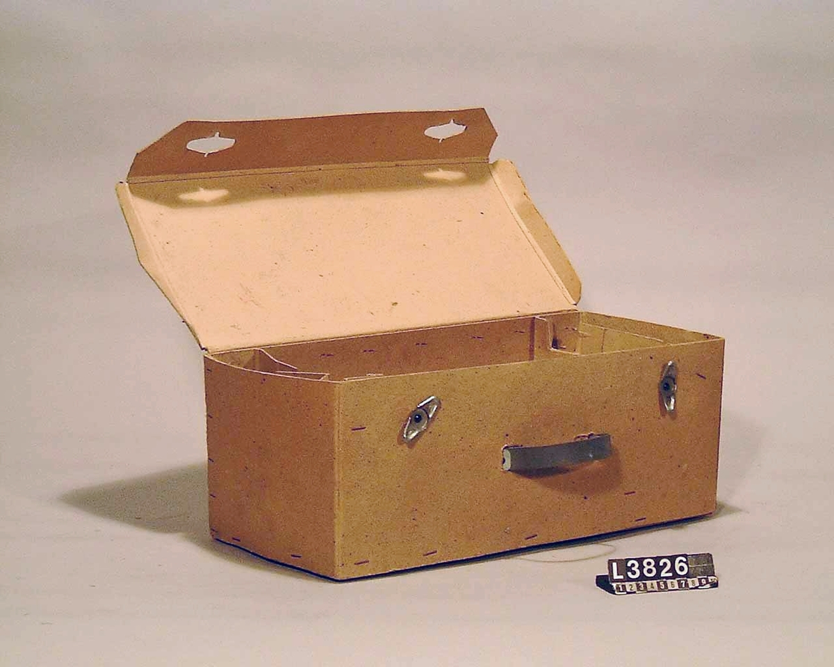 Handdammsugare, rödlakerad med blank bakdel. 2 skarvrör, 2 munstycken, fog- munstycke, möbelborste, extra handtag, samt en vätskespridare. Fast kabel. Apparaten är extrautrustad med medar. Hela apparaten är packad i en väska/koffert i kartong. Alla tillbehör finns.