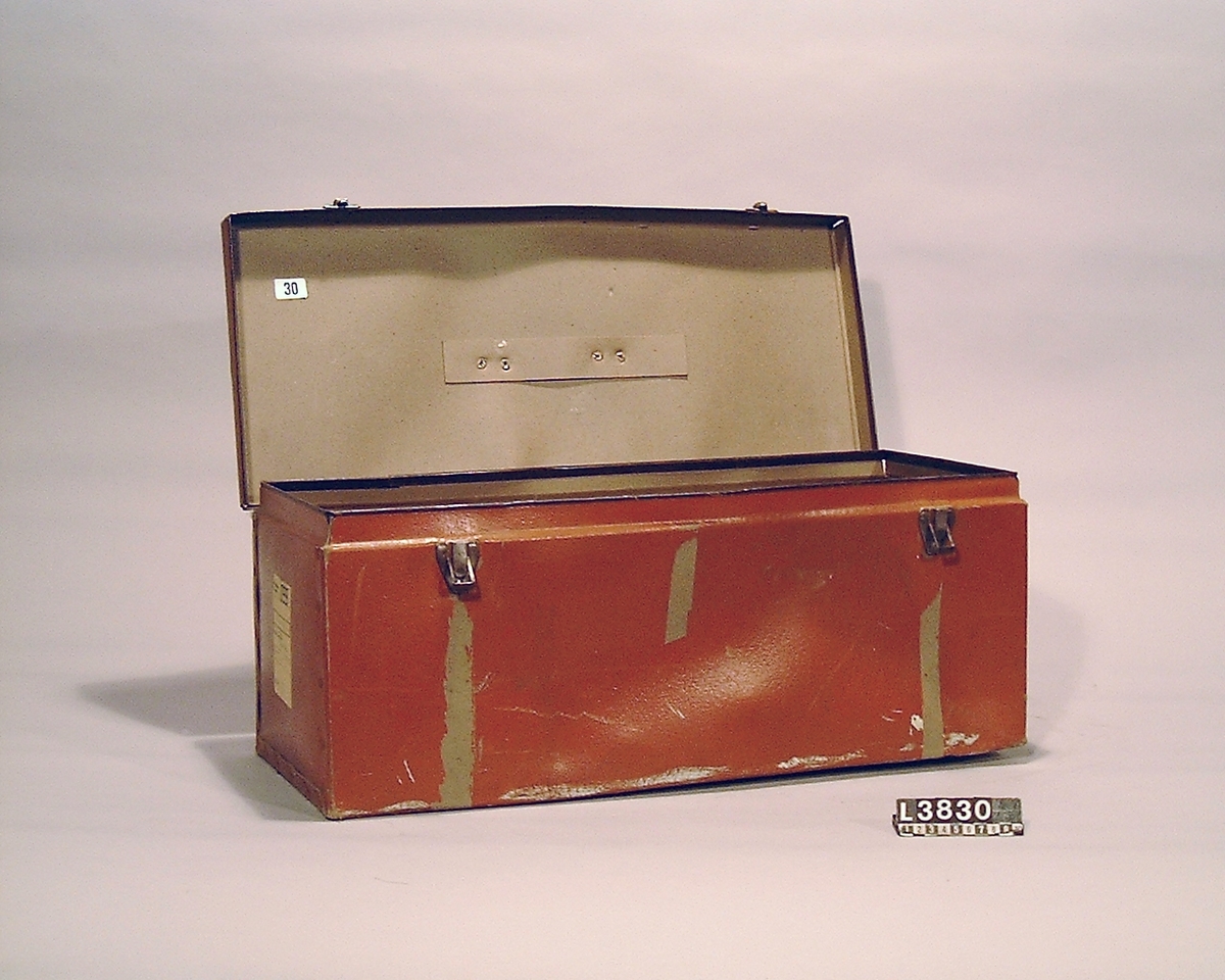 Cylinderdammsugare, klädd i guldaktig skimrande pegamoid. Fram och bakstycke samt medar i blank metall. Apparaten ligger i en koffert/väska. Under apparaten finns en etikett med Nr 30. Alla tillbehör finns, dock ej kabel. De kromade skarvrören är rostangripna.