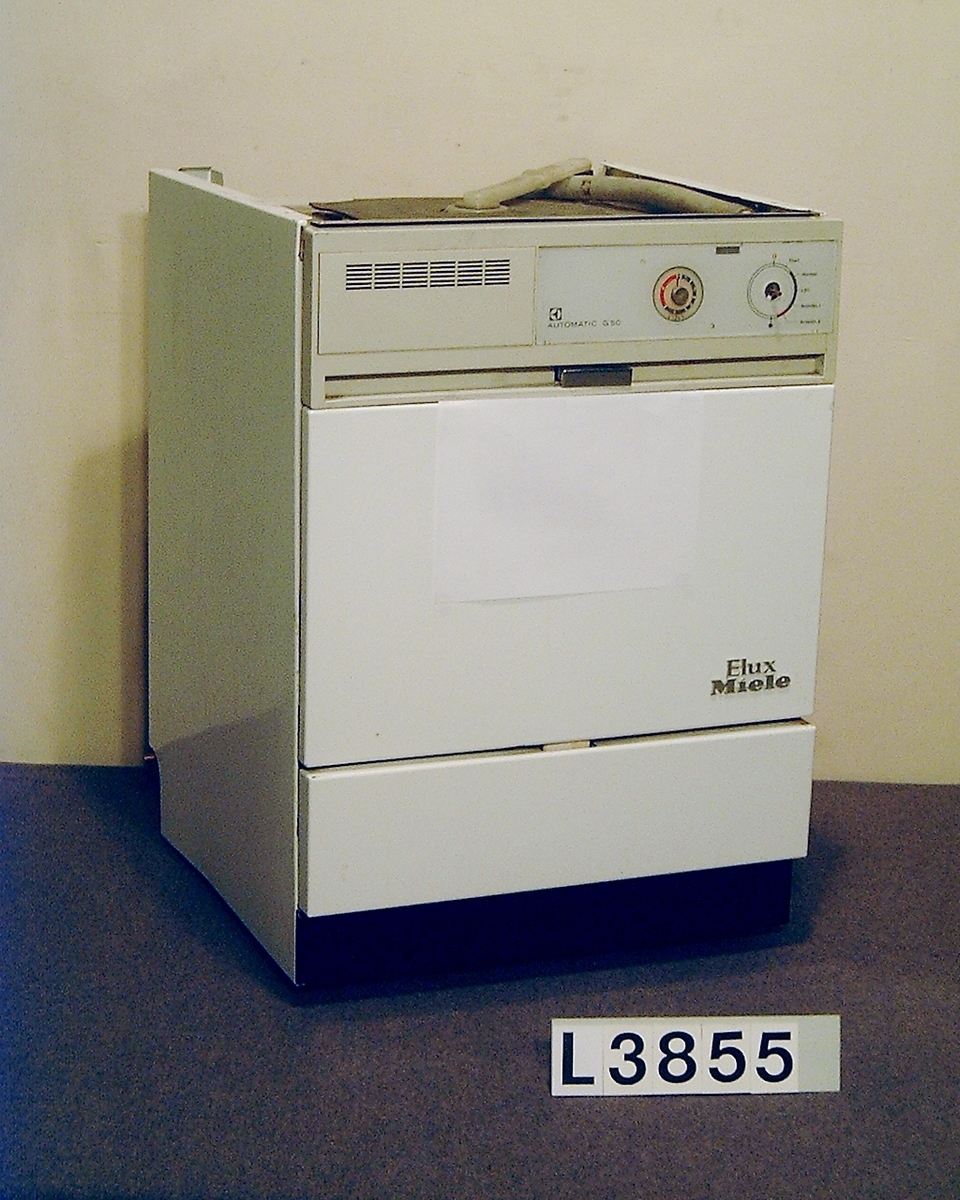 Golvdiskmaskin för 12 kuvert. Diskrum i rostfritt stål. Ytterhöljet emaljerat på båda sidor. Två korgar överdragna med grå vinylplast. Grå instrumentpanel med programvred och 5 program. Programvisare som visar förloppet.