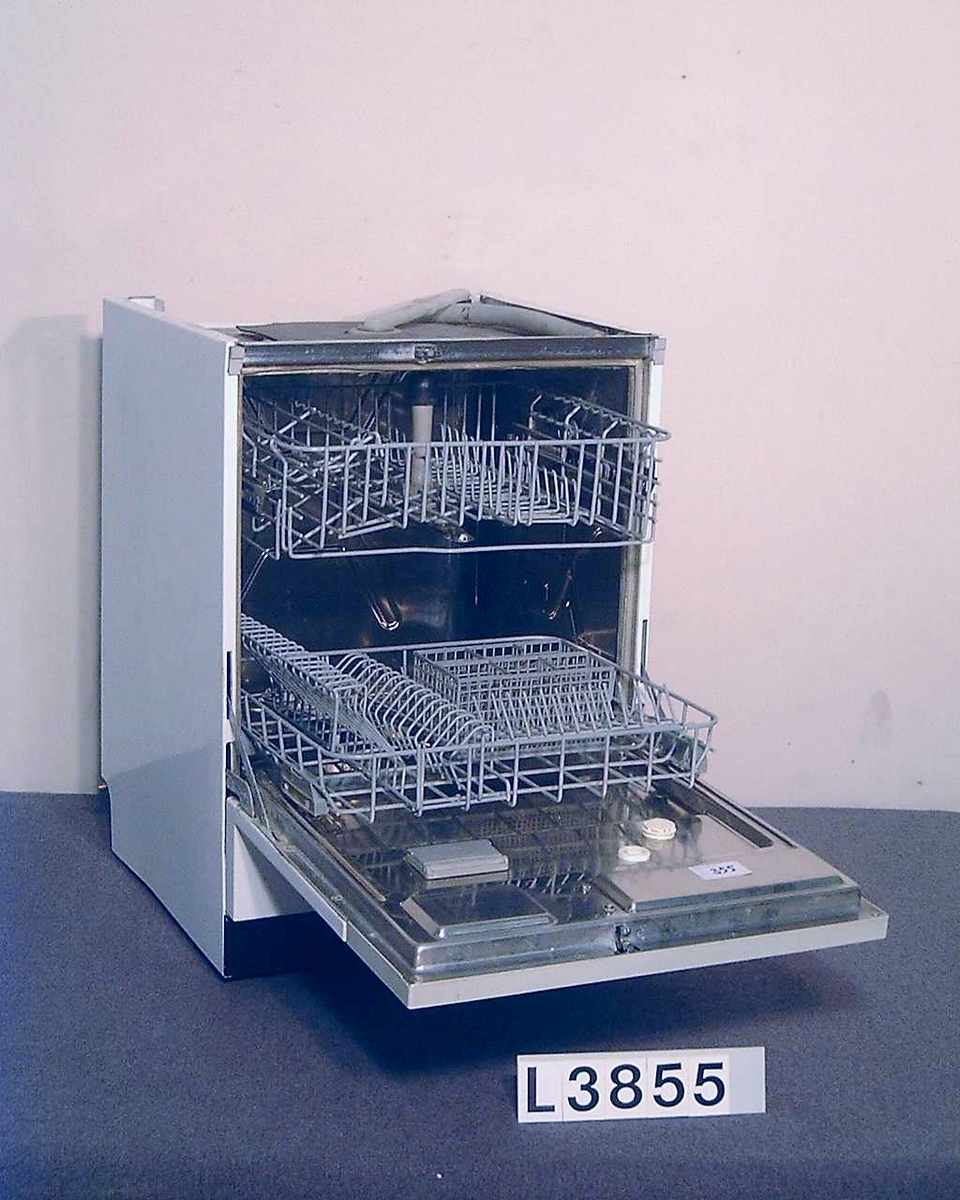 Golvdiskmaskin för 12 kuvert. Diskrum i rostfritt stål. Ytterhöljet emaljerat på båda sidor. Två korgar överdragna med grå vinylplast. Grå instrumentpanel med programvred och 5 program. Programvisare som visar förloppet.