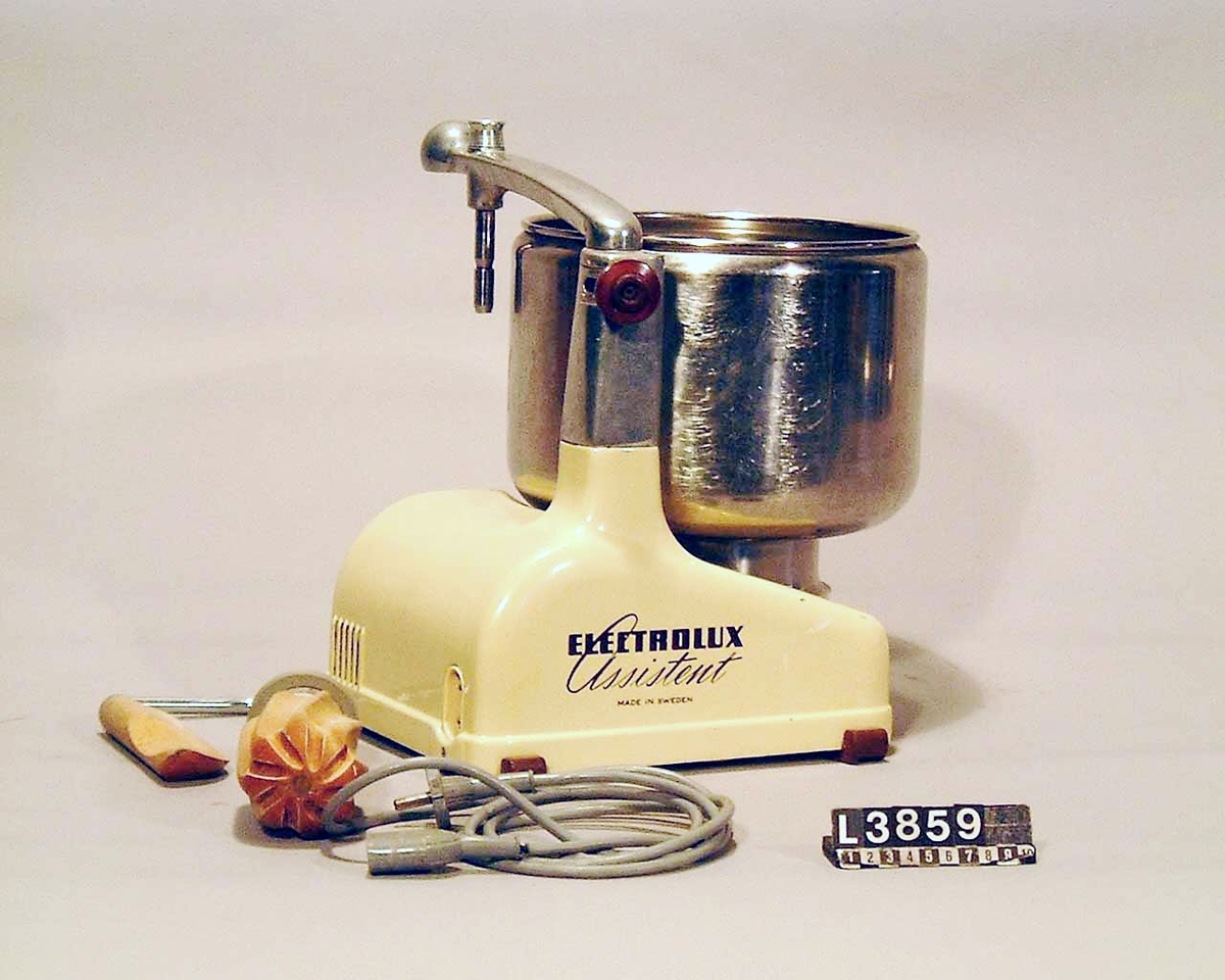 Electrolux köksmaskin Assistent i bengul färg och med Assistent logotypen på sidan. Kniv och rulle är i trä. Detta är mod N4 som har ett kompaktare motorstativ och mixerurtag.