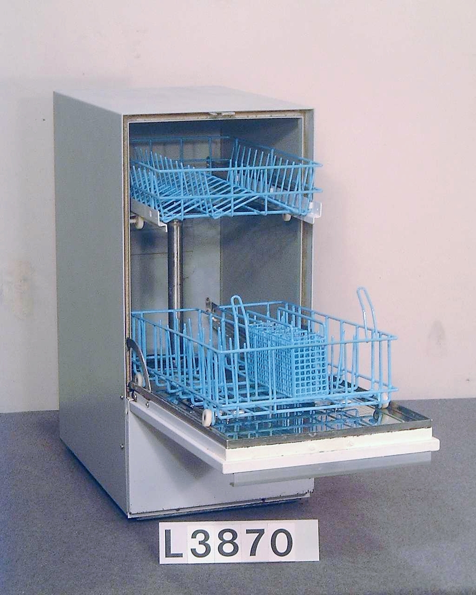 Golvdiskmaskin (smalmodellen) som har en kapacitet av 12 tallrikar, 12 assietter, 15 koppar eller glas och en mängd bestick. Maskinen är rullbar på hjul. Kabinett i ljuddämpande vinylöverdragen plåt. Frontluckans insida är i rostfri plåt. På frontluckan sitter en dosa där programvredet och strömbrytaren är placerad. Maskinen har fyra program.