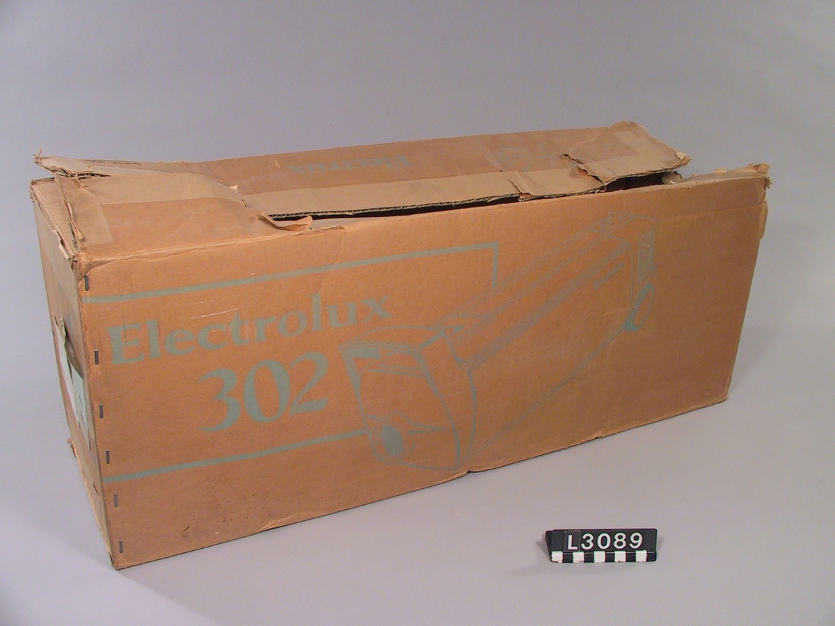 Två st. skarvrör i kromad metall som utgör kopplingen till mellan slang och golvmunstycke på alla Electrolux dammsugare. Vid kopplingarna finns urstansade spår som ger ett mönster.