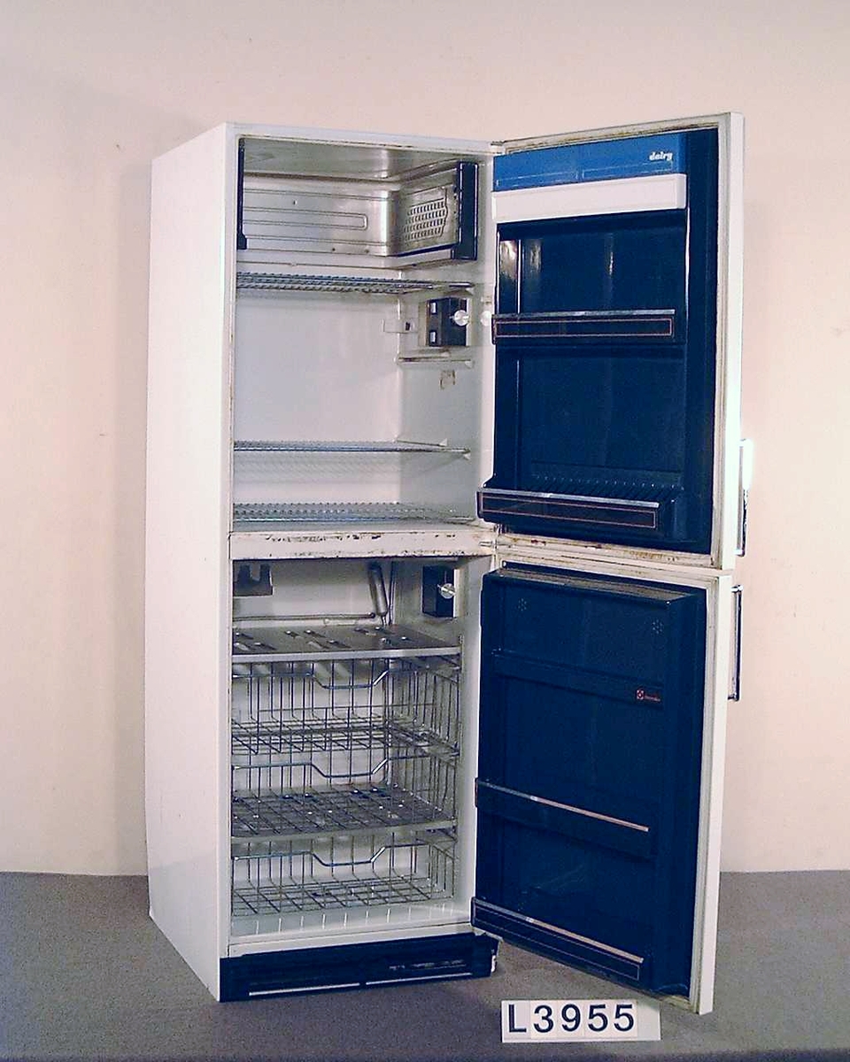 Electrolux kompressordrivna kyl & frysskåp, med en kyldel på 210 liter och en frysdel på 170 liter. Kylskåpsdelen är självavfrostande. Skåpet är vitlackerat med kromade handtag.