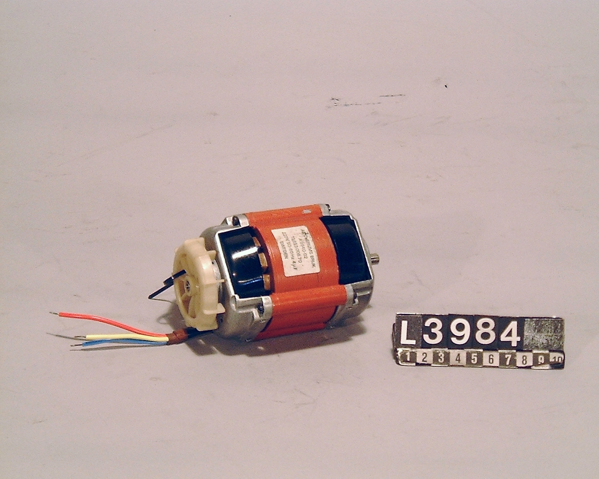 Liten elektrisk motor, möjligen en pumpmotor.