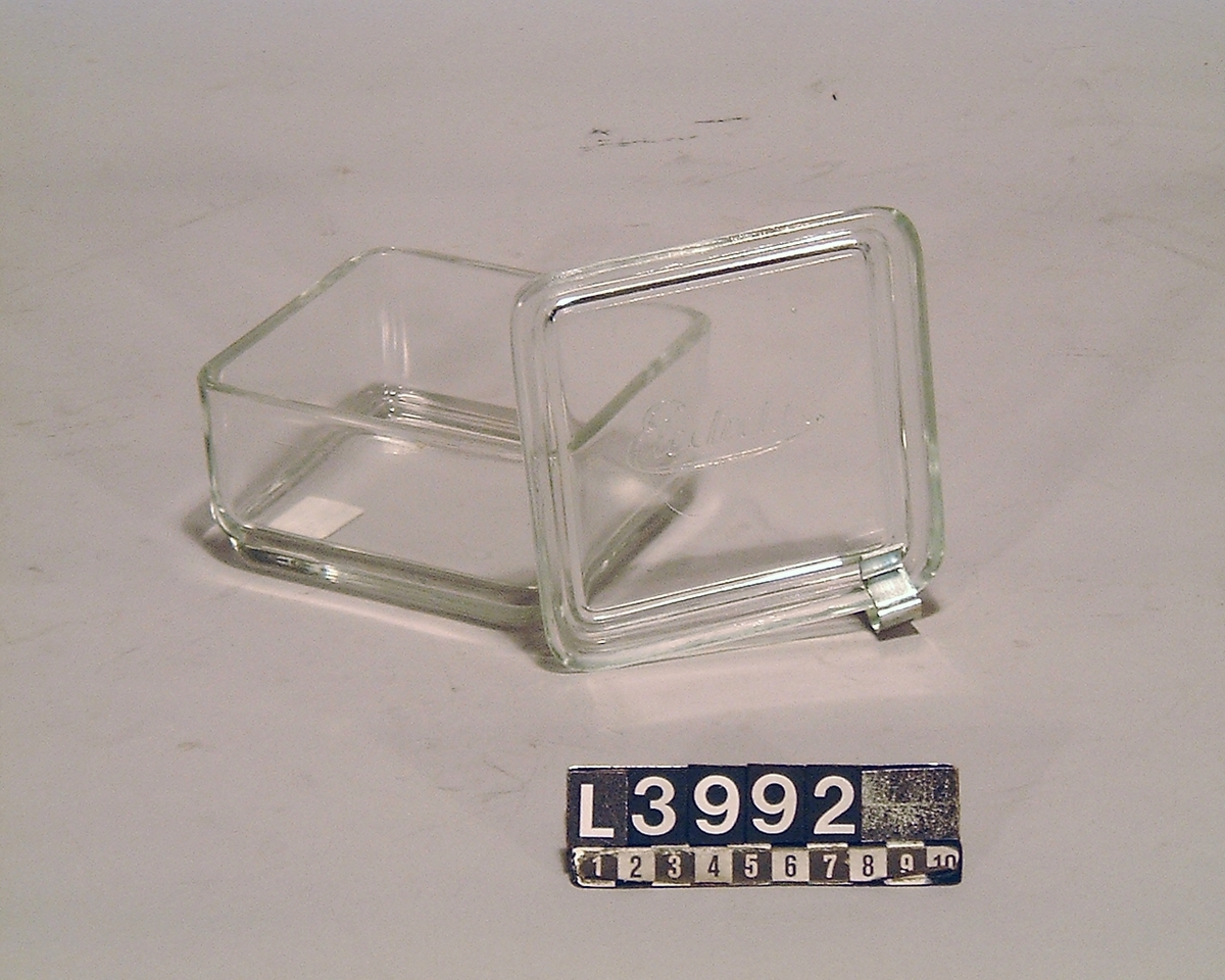 Förvaringslåda i glas för livsmedel. På locket är Electrolux-namnet ingjutet. Lådan har en storlek på 10 x 10 cm.