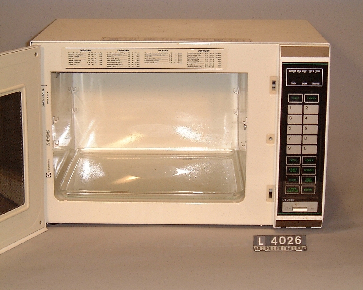 Mikrovågsugn med nettovolym på 40 liter. Två nivåer, brynings-element, matlagningstermometer, elektronisk programering, digitalur, uttagbar bottenplatta av glas. Modellen har frontpanel i rökfärgat plexiglas och sidorna är i beige/vit struktur. Mellangaller och temperatursonden saknas.