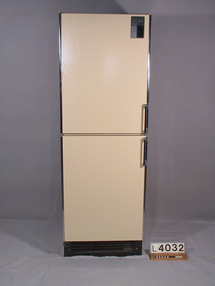 Tvådörrars frysskåp. Brun/vit inredning och på utsidanmandelstruktur. Lister och handtag är kromade. Elektronisk temperaturkontroll. Status: God.