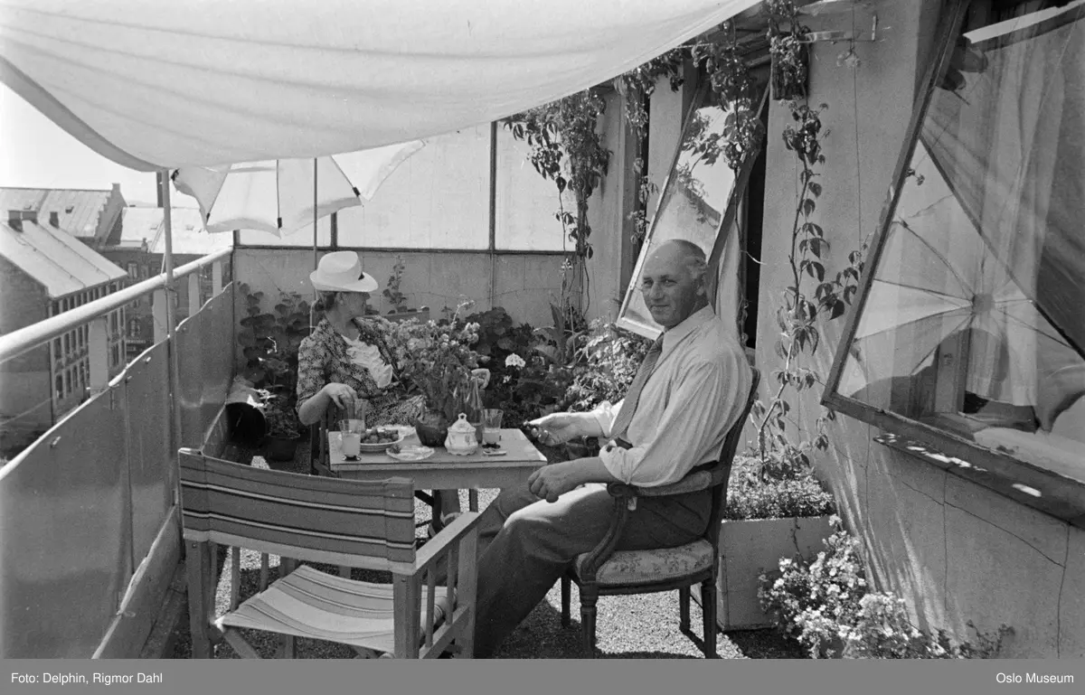 bolig, balkong, mann, skuespiller, maler, kvinne, parasoll, blomsterkasser