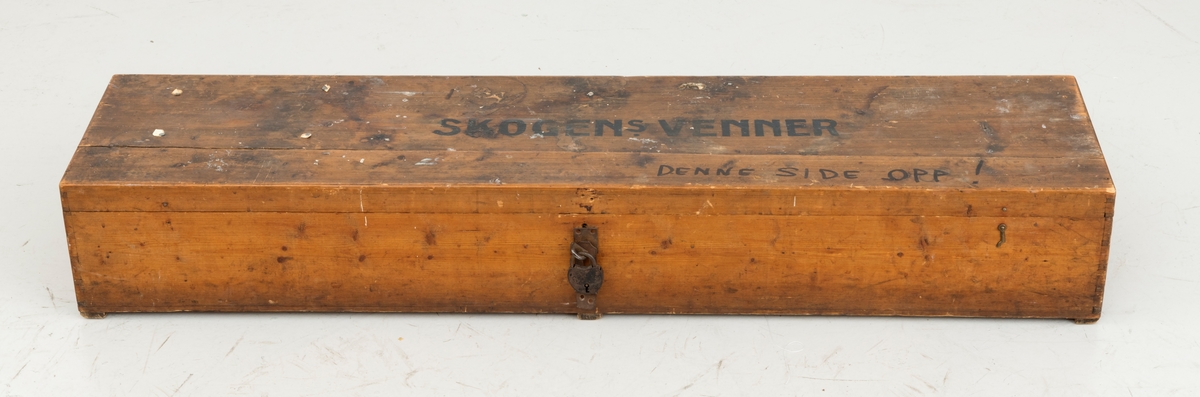 Fanekasse av tre til oppbevaring av fanen.