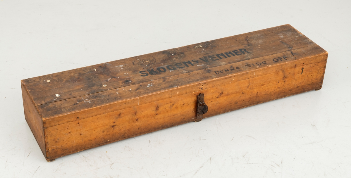 Fanekasse av tre til oppbevaring av fanen.