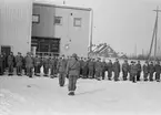 Markpersonal vid F 19, Svenska frivilligkåren i Finland, samlade i Veitsiluoto, den 12 januari 1940. Stabschef Björn Bjuggren talar.