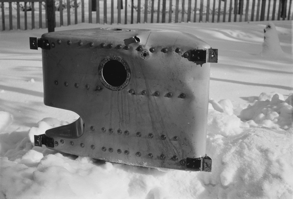 Kulhål i vingtank på Gloster Gladiator gul J, efter beskjutning i luftstrid den 7 mars 1940. Vid F 19, Svenska frivilligkåren i Finland, 1940. Serie om 3 bilder.